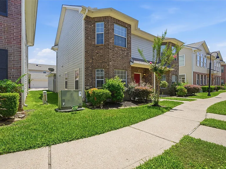 2031 Kemah Village Dr — Photo 1