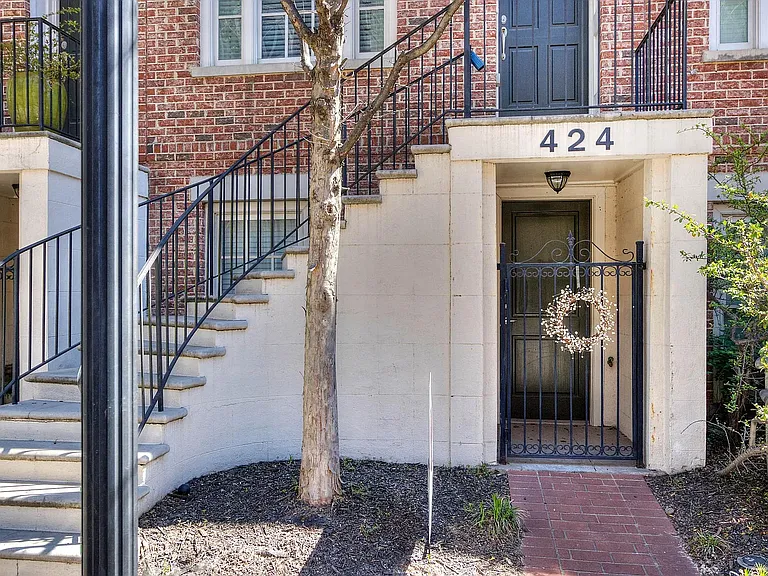 424 Bill Kennedy Way SE #B — Photo 2
