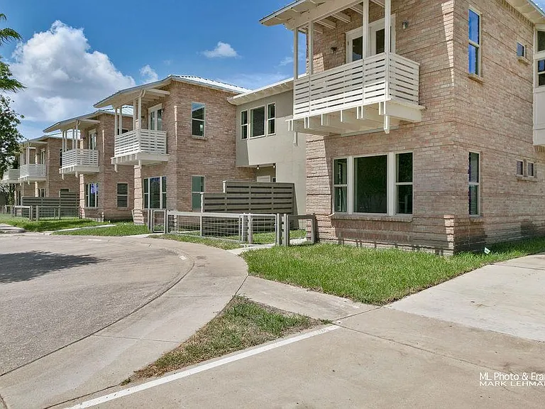 524 Wildrose Ln #9 — Photo 2
