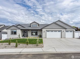 819 N Newport Loop, East Wenatchee, WA 98802