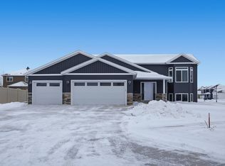 7494 Eagle Pointe Dr S, Fargo, ND 58104