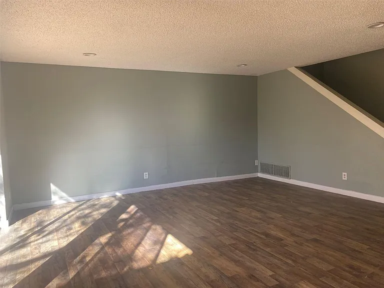 501 Towne House Ln — Photo 8