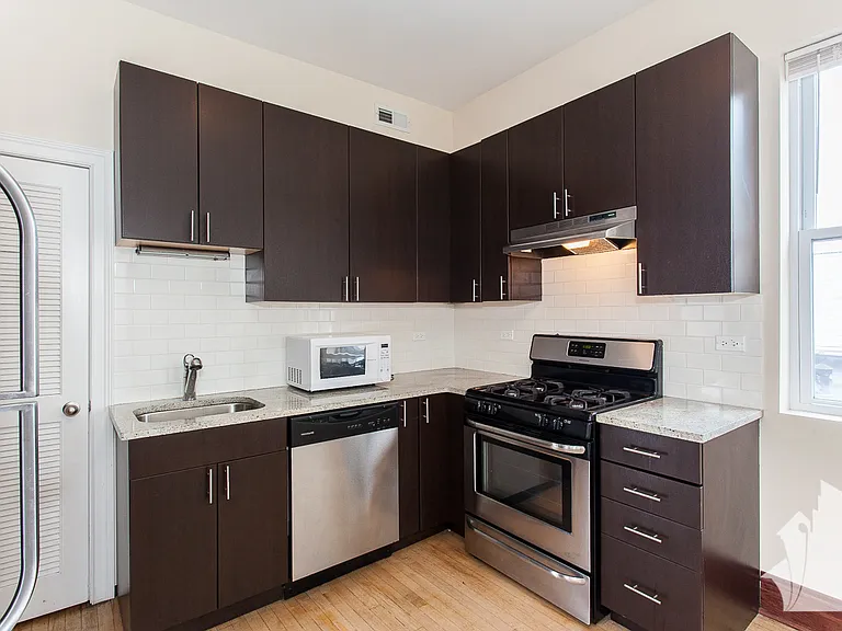 1436 W Addison St — Photo 11