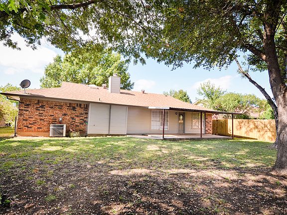4th image of 1204 Eastfield Dr