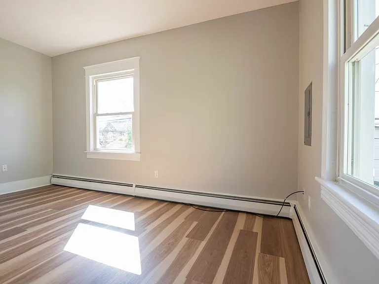 256 E Grove St — Photo 11