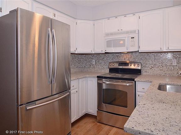4th image of 39 Wood Hollow Ln