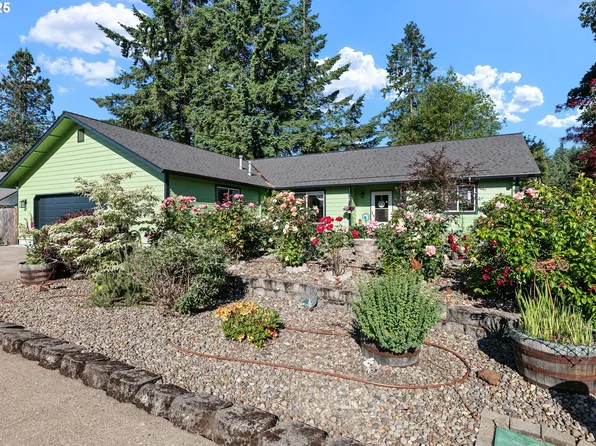 1255 Edgewater Ln, Cottage Grove, OR 97424