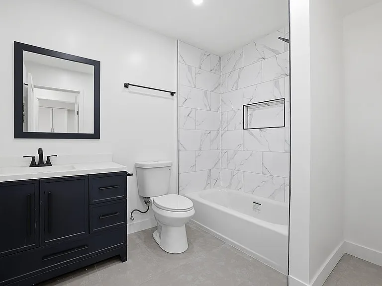 Encino Country Club Apartments — Photo 95