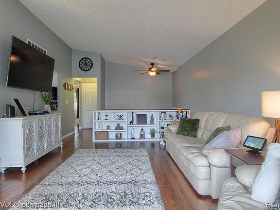 4th image of 42464 Somerset Ct
