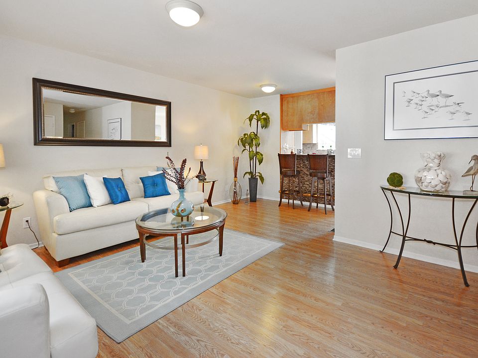 1st image of 305 Los Altos Dr