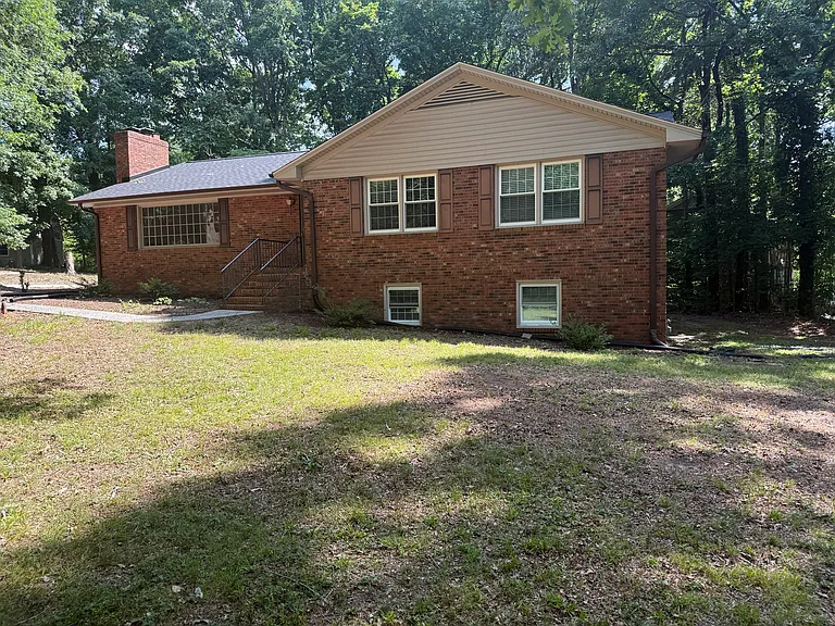 103 Thornwood Rd — Photo 2
