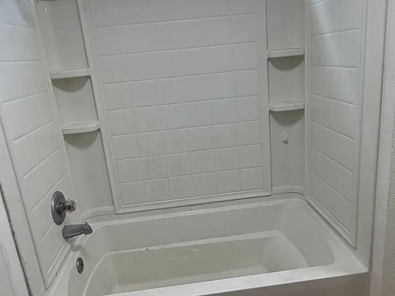 425 Center St — Photo 3