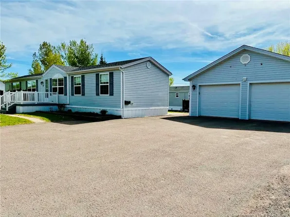 16 Anemone St, Moncton, NB E1H 2R7