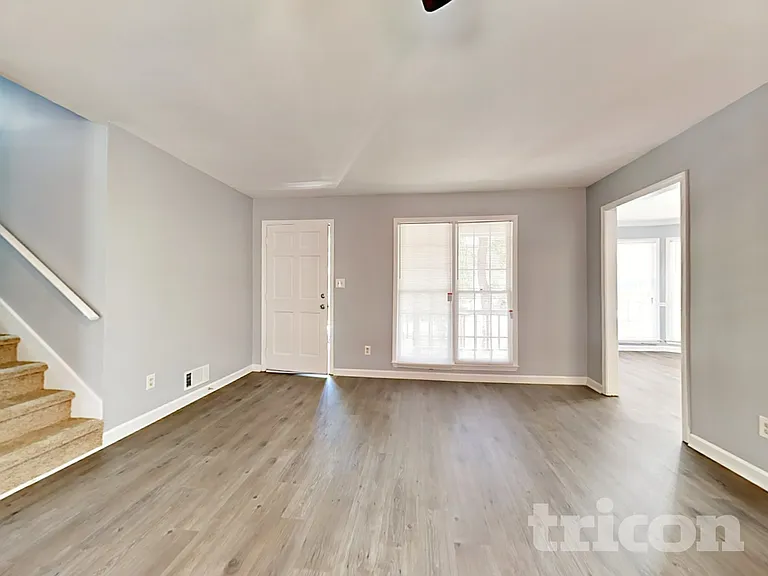 91 Stratford Dr — Photo 3