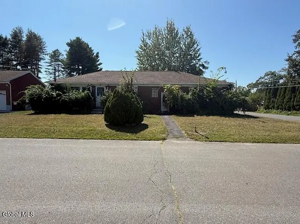 6 Pinewood Place, Colonie, NY 12205