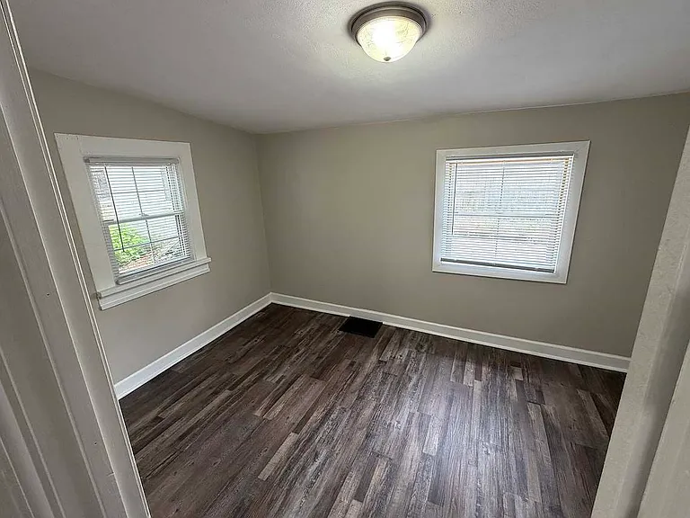 302 Glen St — Photo 8