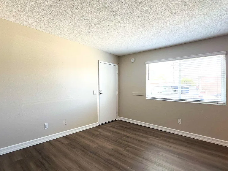 4325 Texas St — Photo 7