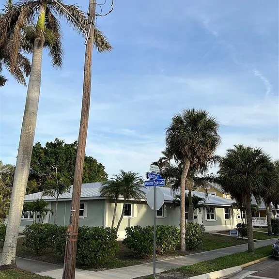511 W Retta Esplanade — Photo 3
