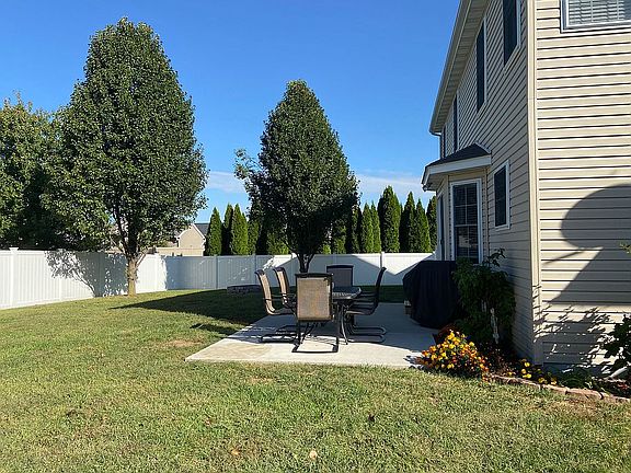 5th image of 543 N August St