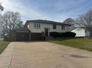 3201 Paradise Dr, Hastings, NE 68901