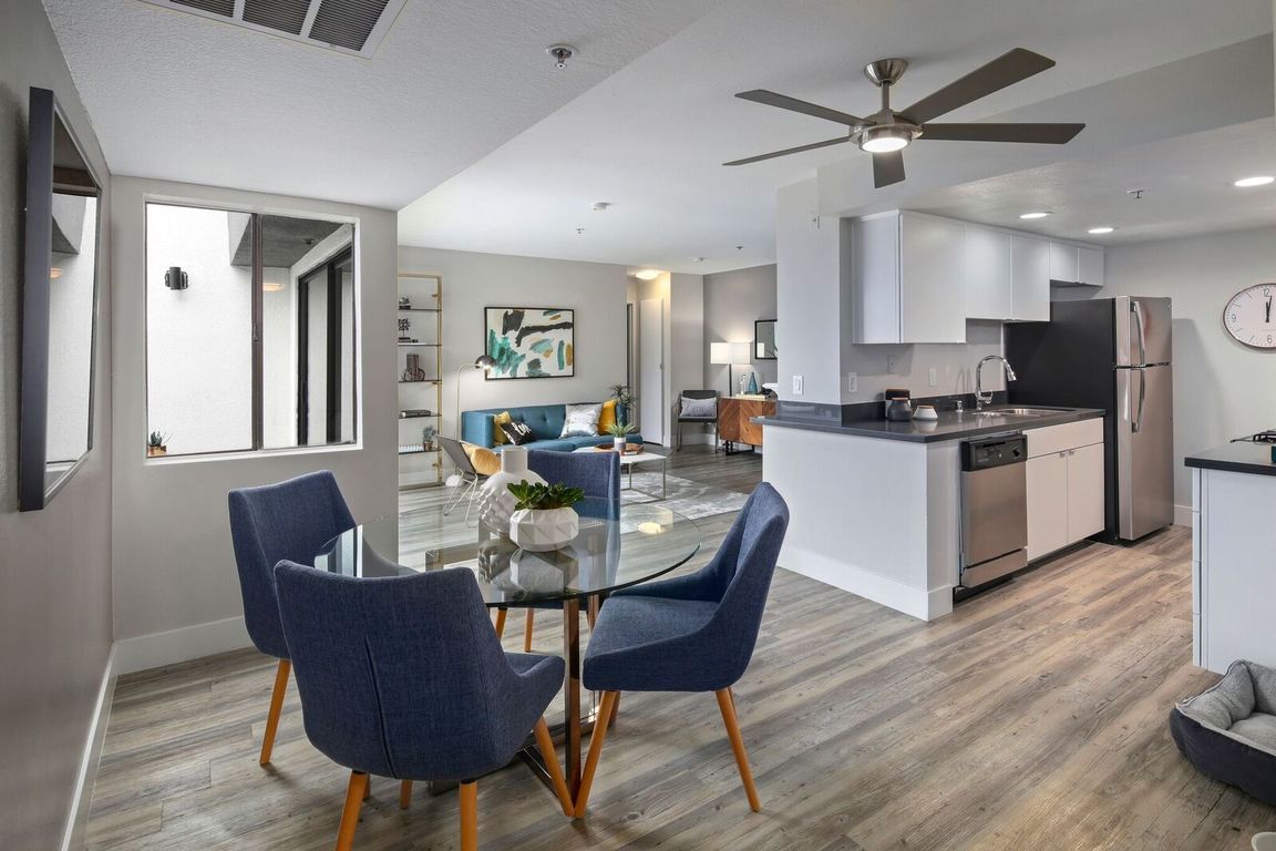 URBANLUX SUNSET PREMIUM - 1425 N Alta Vista Blvd Los Angeles CA