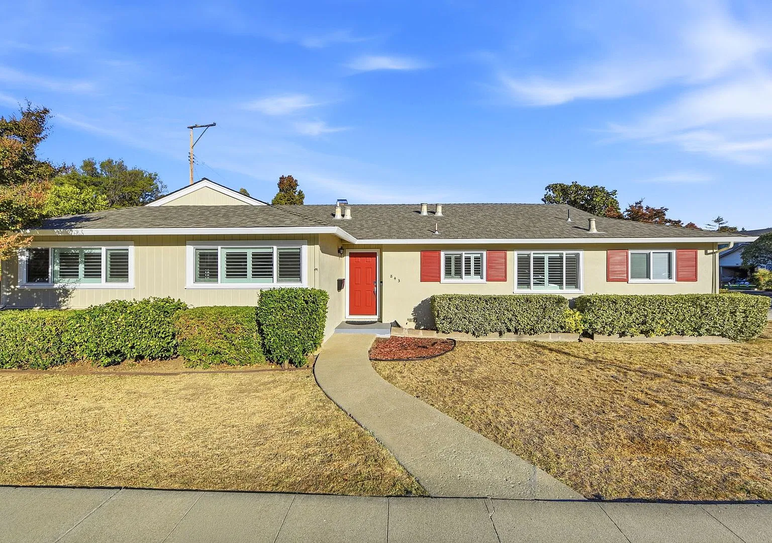 Charming ranch with cheerful red accents and a remodeled kitchen — Photo 1