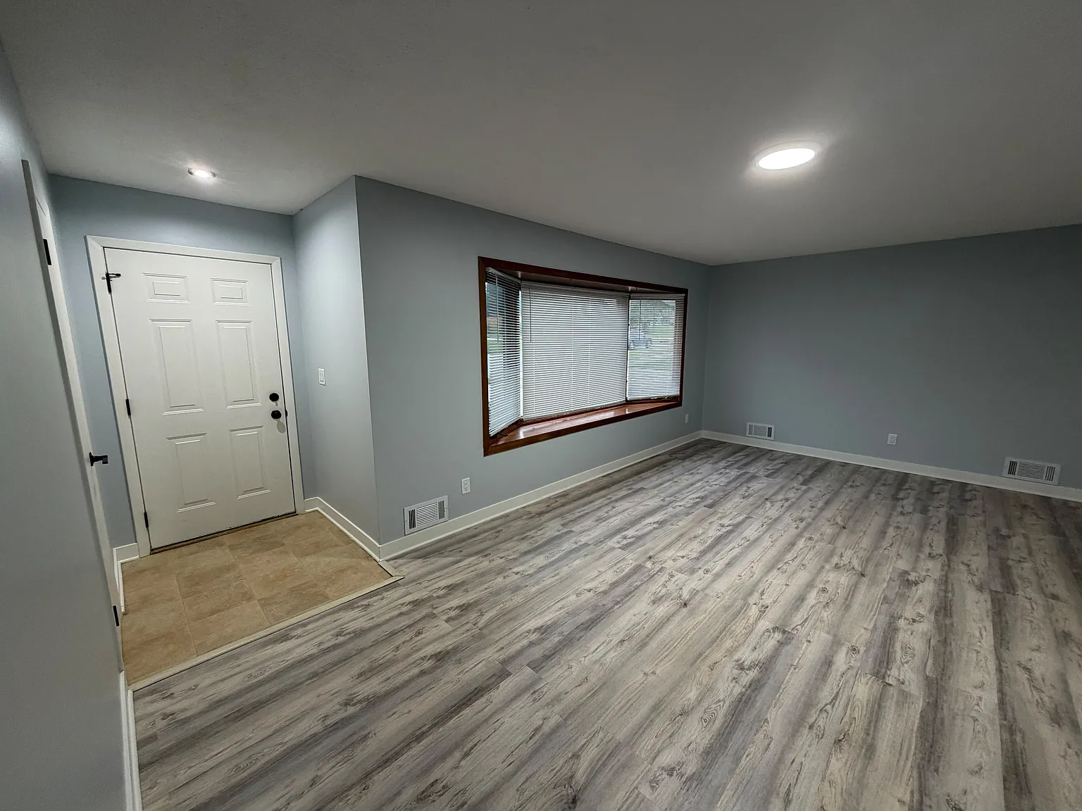 3 bed, 1988 sqft, $1,999 — Photo 3