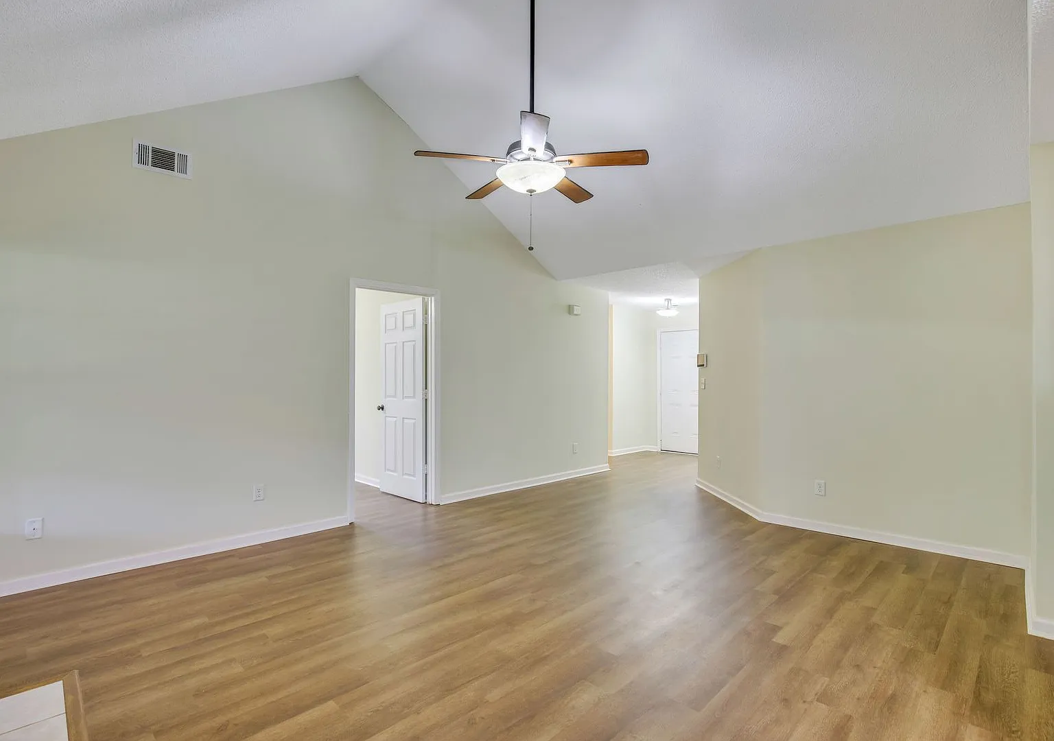 Spacious 3 Bedroom home — Photo 4