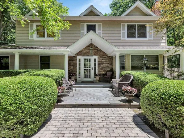7 McCulloch Drive, Dix Hills, NY 11746