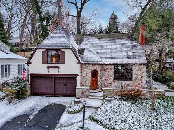 13 Fair Oaks Dr, East Rochester, NY 14445