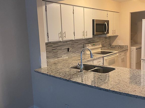 2nd image of 5006 Knightsbridge Cir N