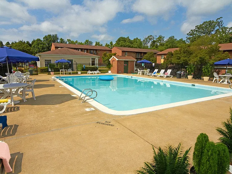Riverwoods Apartments of Fredericksburg — Photo 6