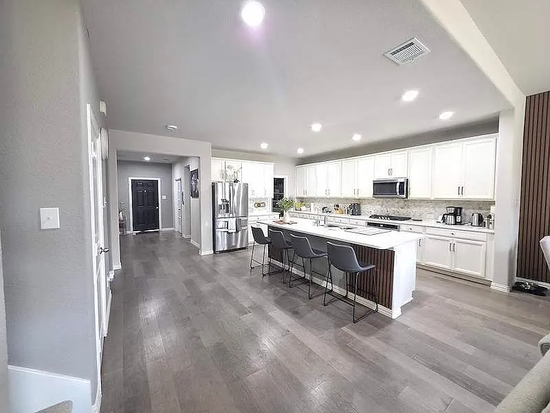 5 bed, 3.0 bath, 2578 sqft, $3,500 — Photo 3
