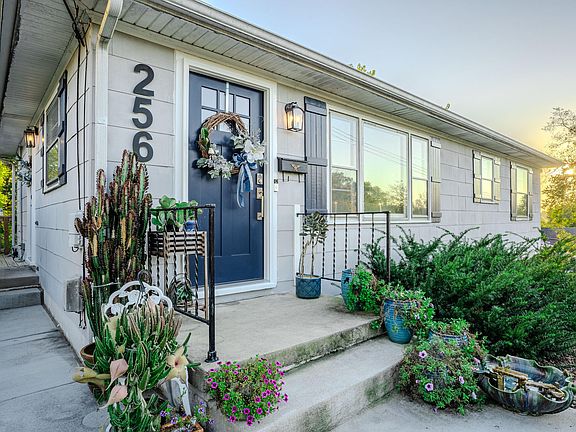 3rd image of 256 Queensway Dr