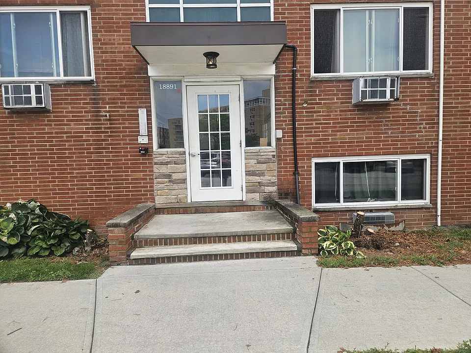 18891 Detroit Ext #104