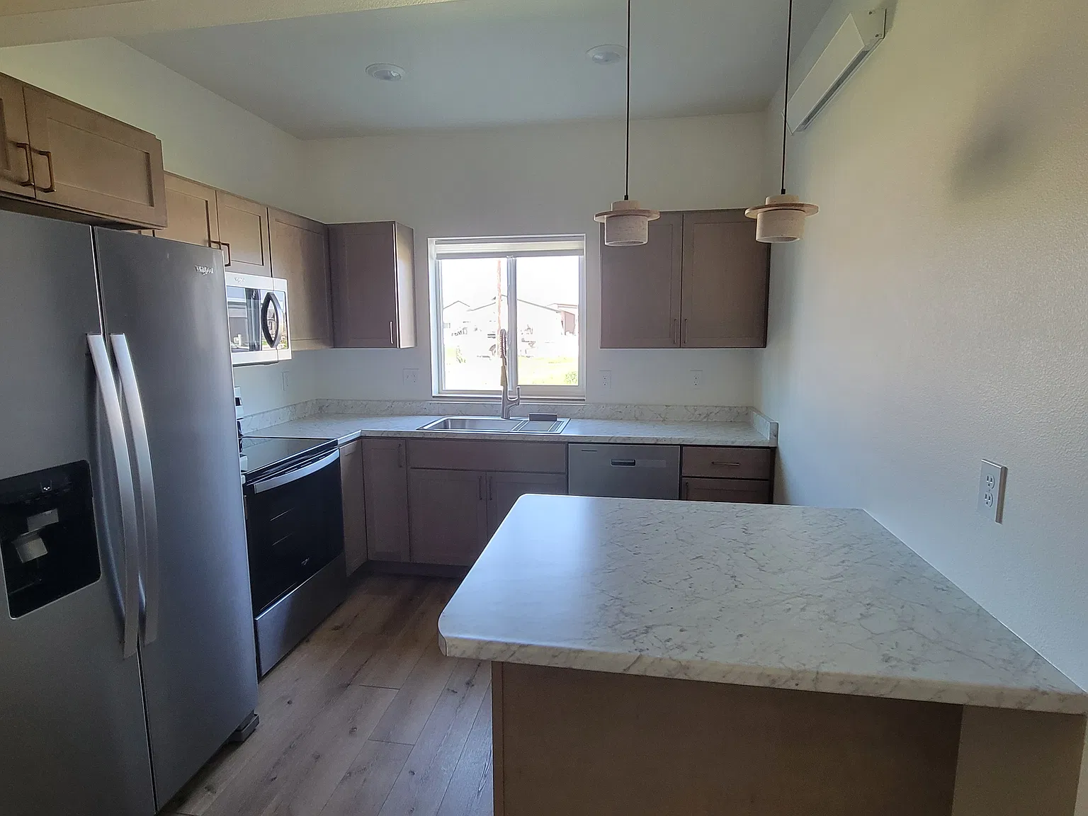 3 bed, 1100 sqft, $1,600 — Photo 2