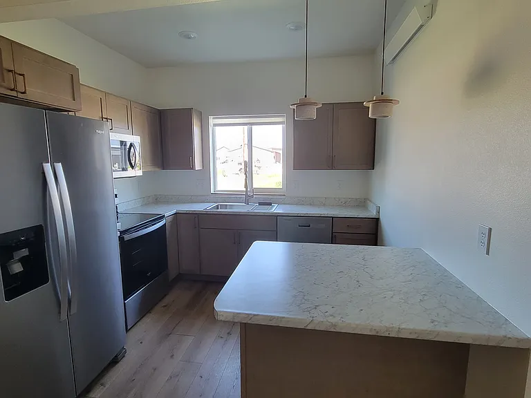 1406 Windsor Dr — Photo 2