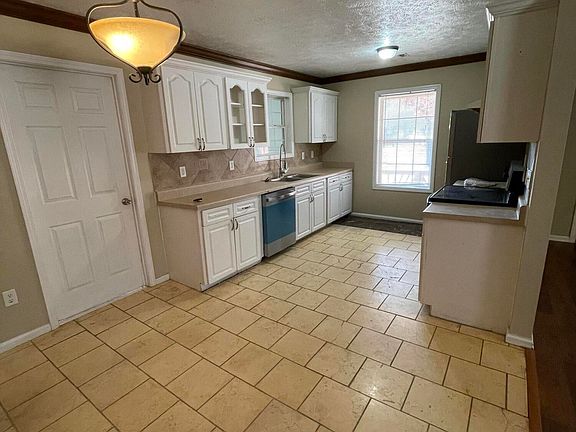 5th image of 15 Ashwood Dr