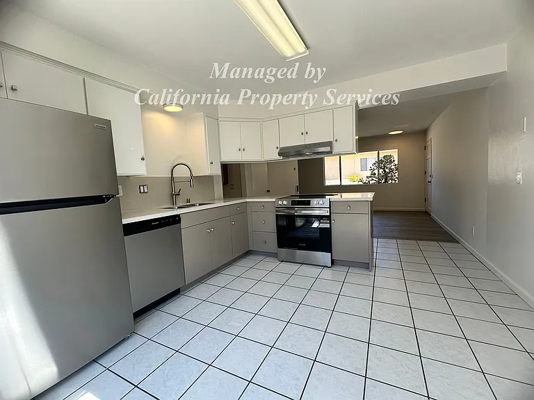 188 N Elm St #2B — Photo 4