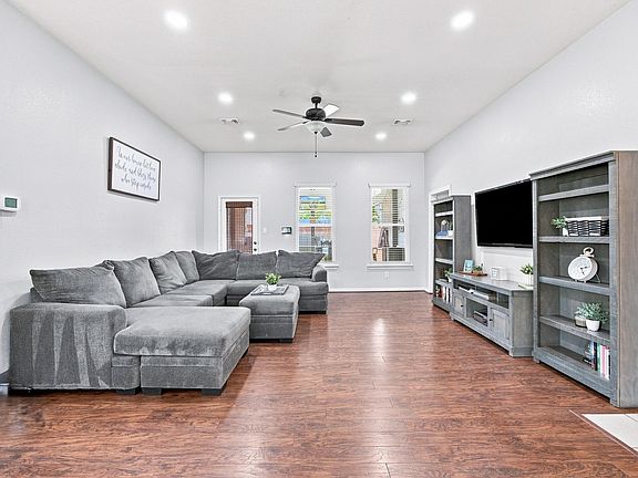 5th image of 100 Meadow Ridge Dr