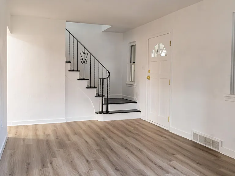 448 Eureka St — Photo 11