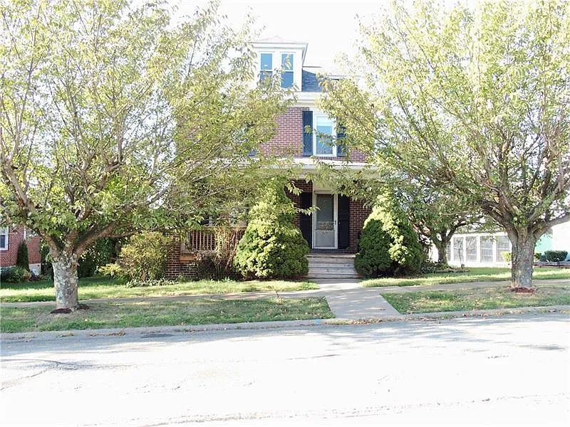 525 Foster St photo 1