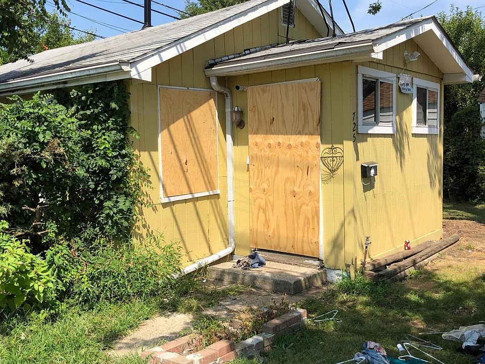 2nd image of 725 S Waverly St