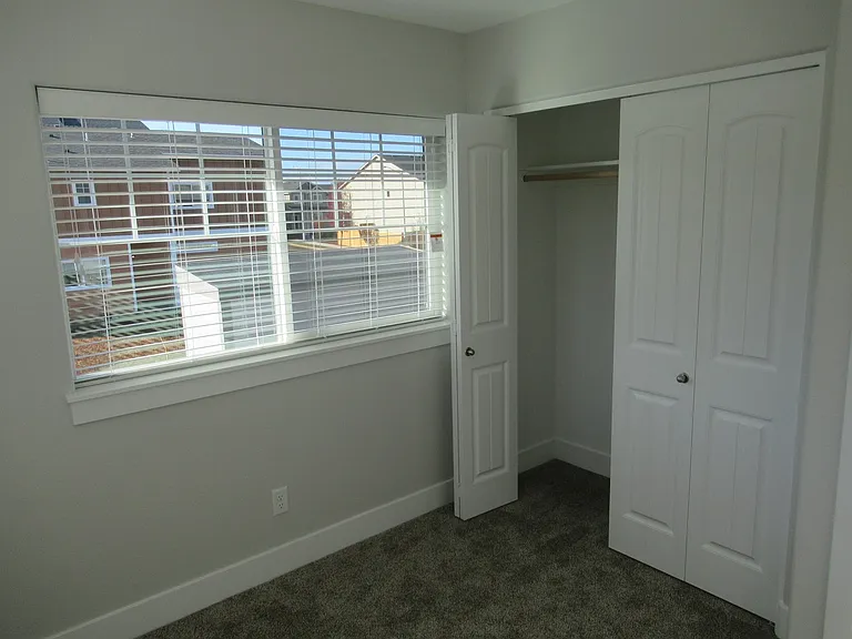 Large Duplex in South Salem! — Photo 9