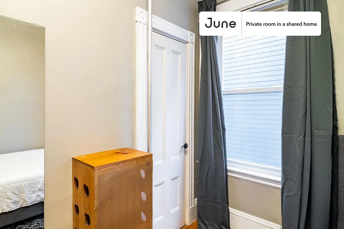 Full bedroom in 5 bed/1 bath home in Somerville #1702 B — Photo 3