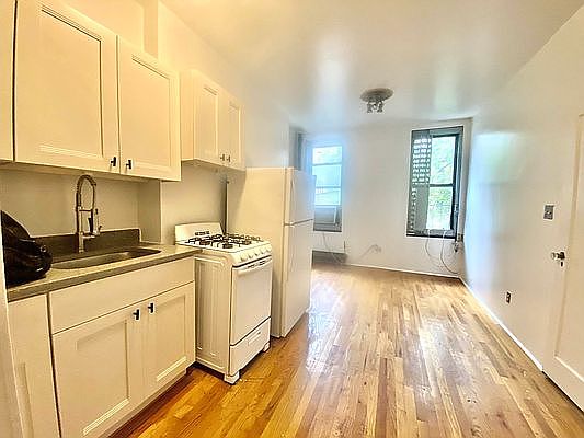 3rd image of 233 E 59th St #2