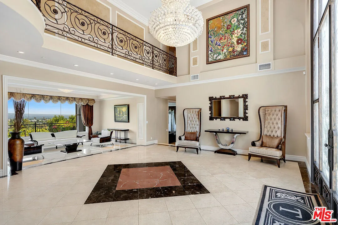 6 bed, 7.0 bath, 8073 sqft, $19,500 — Photo 2