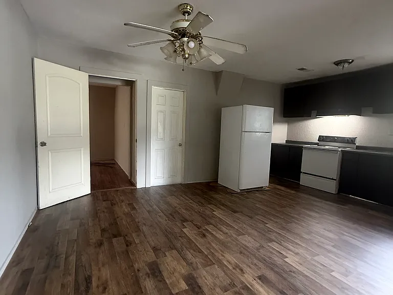 923 McCall Ave — Photo 3