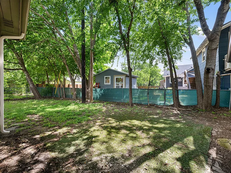 1711 S Main St — Photo 34