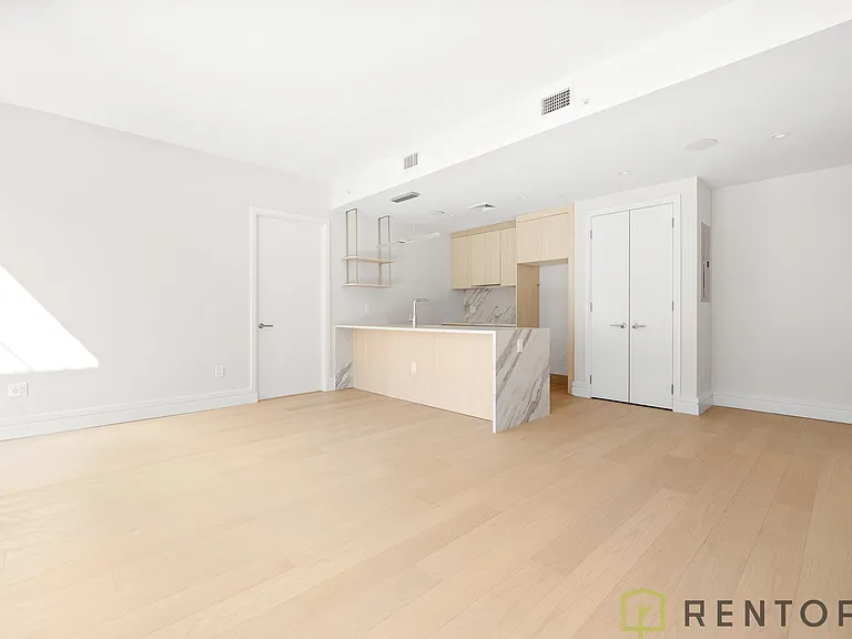 960 Franklin Ave #261 — Photo 7